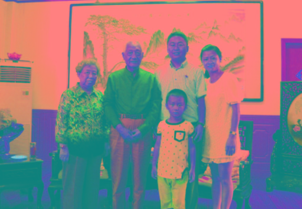 與原南京軍區(qū)政委方祖岐上將夫婦合影留念。